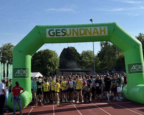 872 Läuferinnen und Läufer aus 63 Teams und Unternehmen waren bei sommerlichen Temperaturen beim 2. AOK Firmenlauf Bühl über zwei Distanzen am Start